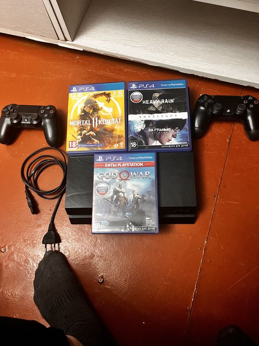 Ps4 pro 500 гб  работает 2 джостика