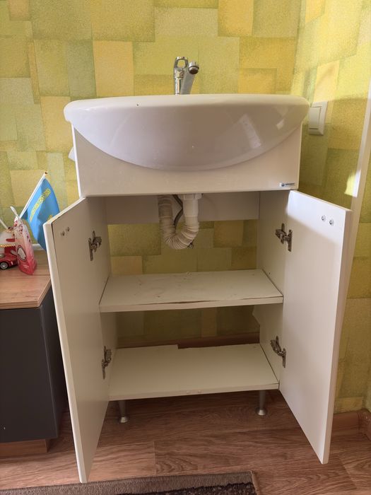 Продам раковину с тумбой