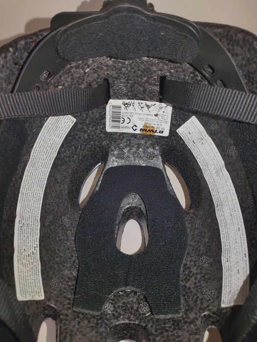 Продавам детска каска за велосипед или скутер