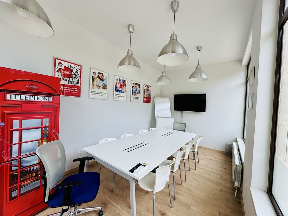 Продаваме стилна и функционална конферентна маса за 10–12 души