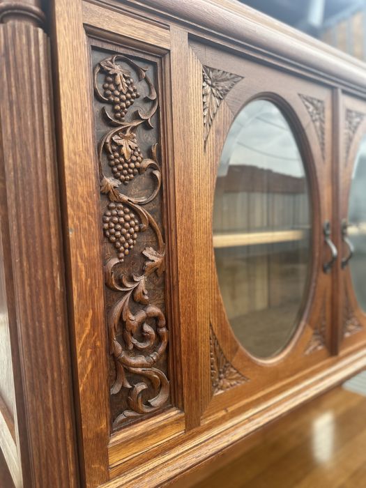 Бюфет витрина от дърво с дърворезба