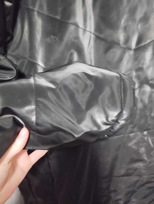 продам теплую черную куртку