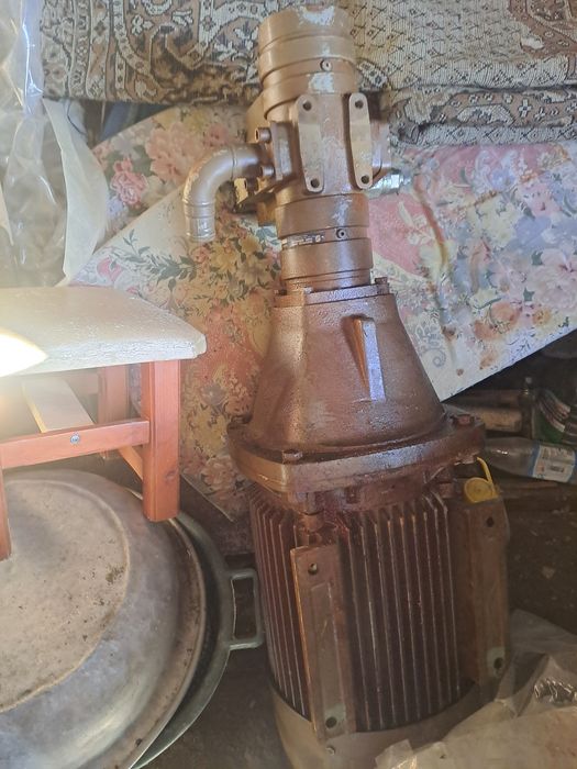 Продам двигатель с насосом
