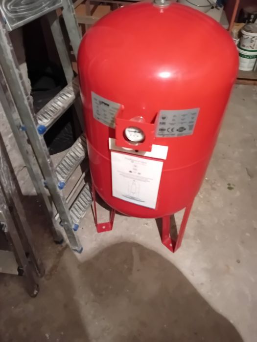 Разширителен  съд за вода.