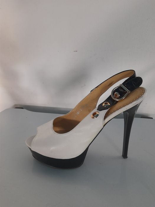 Продаются  разные туфли .