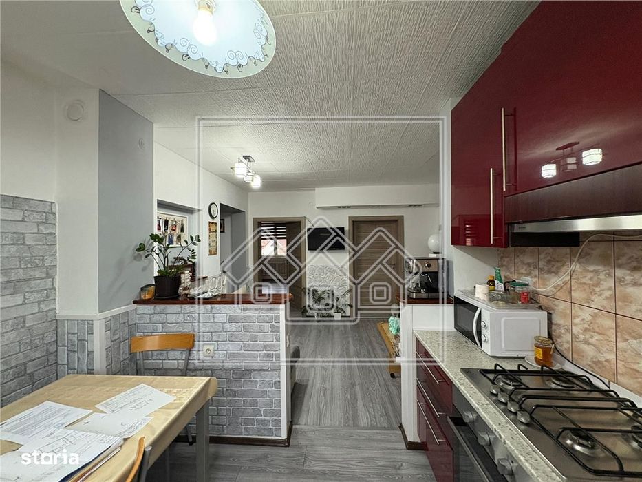 Casa cu 4 camere, balcon si curte - zona Lazaret