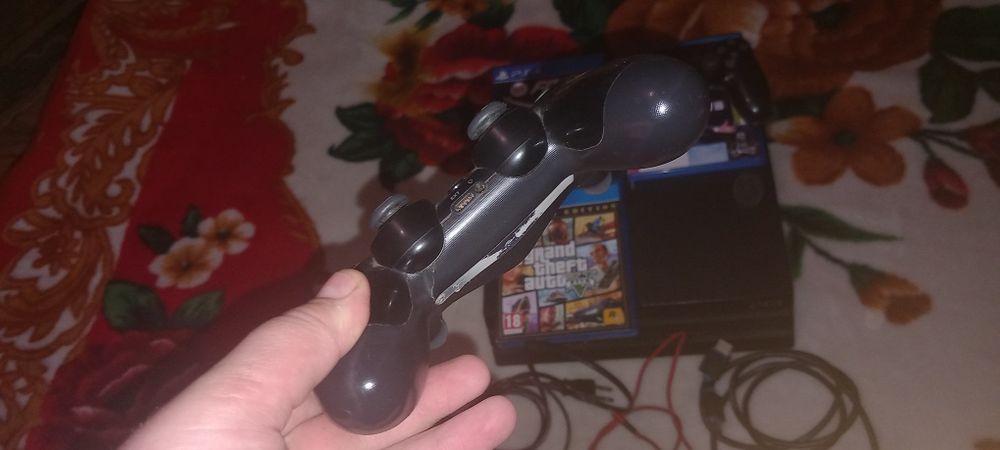 Vind ps4pro de 1trb cu doua manete