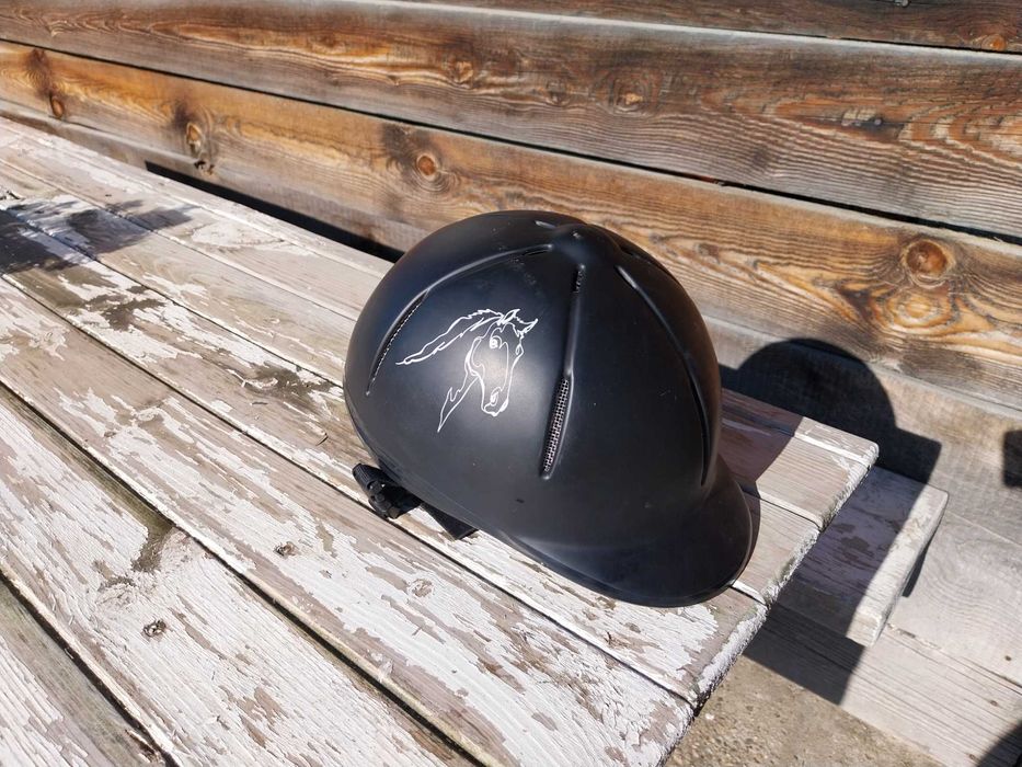 Каска за конни спортове