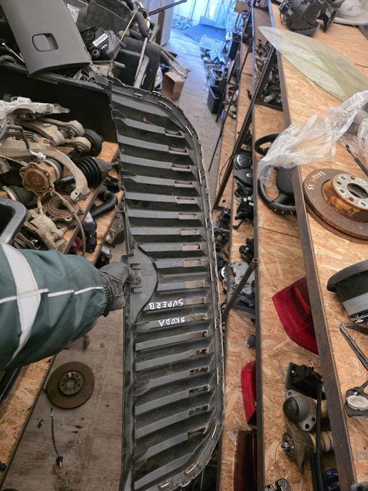 Grila Fata Skoda Superb cu mic defect