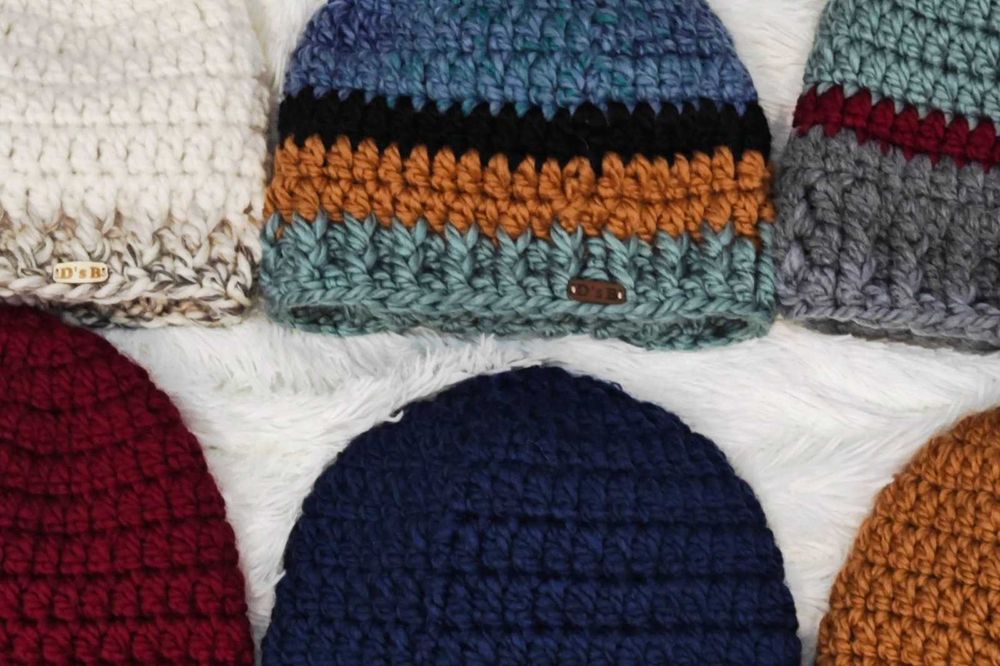 Ръчно плетена унисекс шапка модел „Алекс“ универсален размер