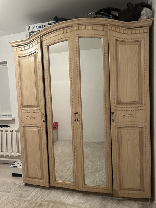 Продаётся шкаф. Цена — 10 000 тенге.