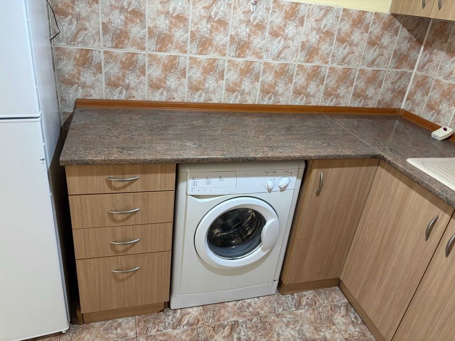 0888338215 Продавам употребявано  кухненско  обзавеждане  включващо шкафове  печка аспиратор пералня   Уредите са  почти нови и работещи