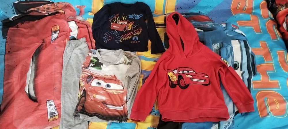 Продавам играчки, дрехи и спално бельо от поредицата Колите на Дисни