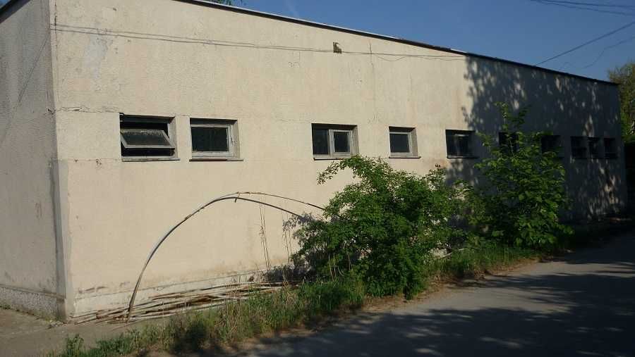 Собственикът продава две сгради в индустриална зона