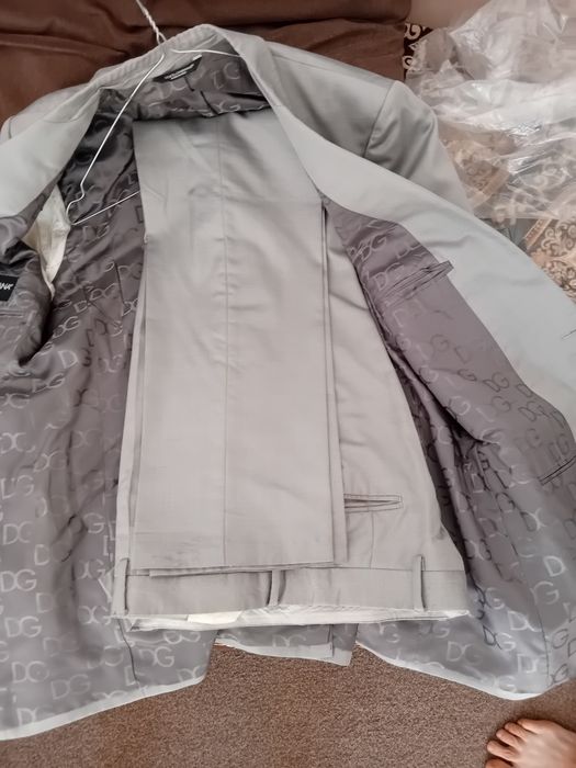 Vând 2 costume ,cel negru  nou