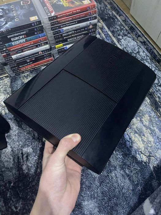PS3 super slim în stare perfectă +32 de jocuri