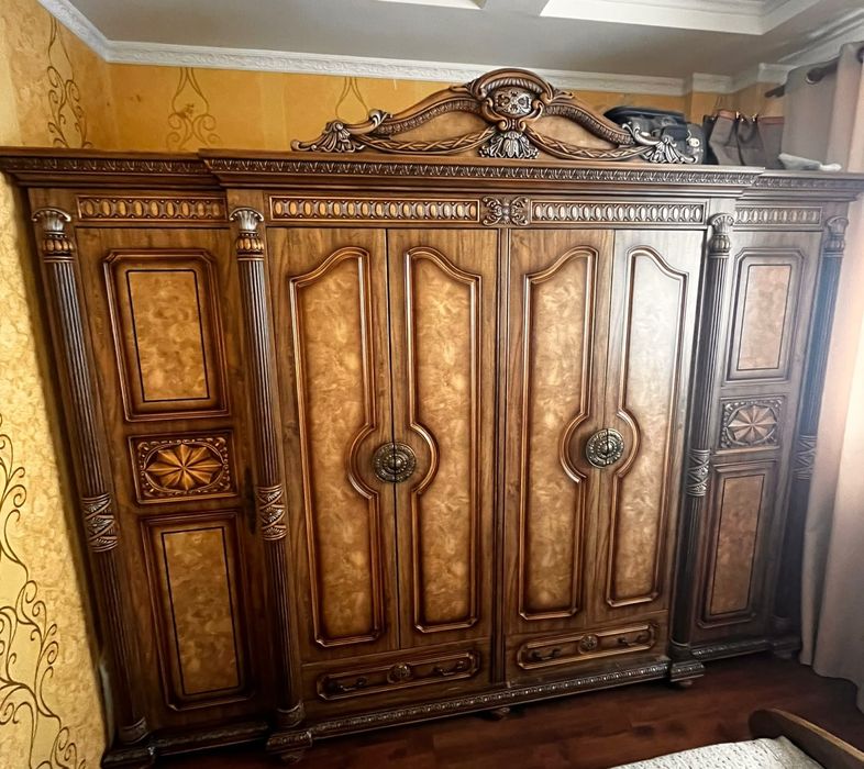 Продам королевский спальный гарнитур