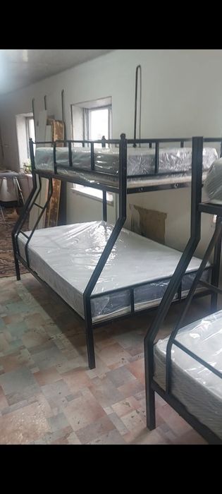 Металлическая двухъярусная кровать