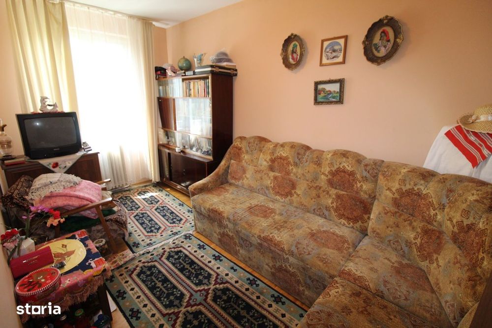 Vând apartament 3 camere în Hunedoara, zona Micro3-Profi, etaj 2..