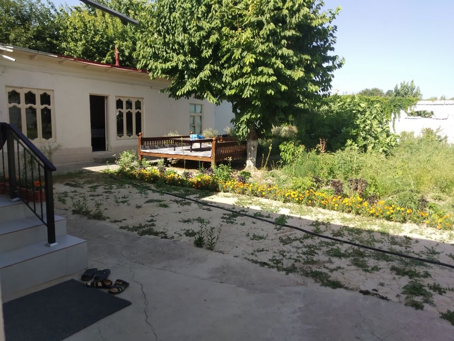 Кировда Уй сотилади.11.5 сотих. 6 зона 2 та гараж 2 та болахона.