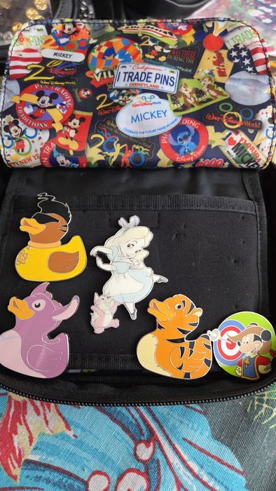 Колекционерска дисни значка (Disney pin)