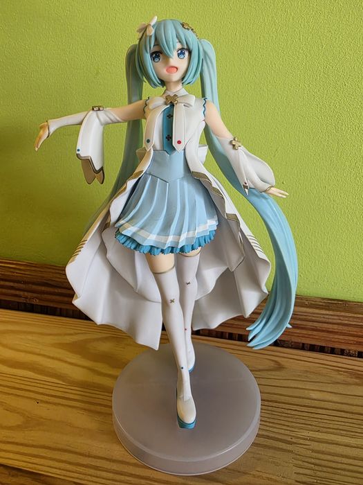 Продавам фигурки на Hatsune Miku и Frieren