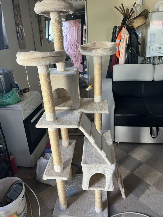 Loc de joaca pentru pisici