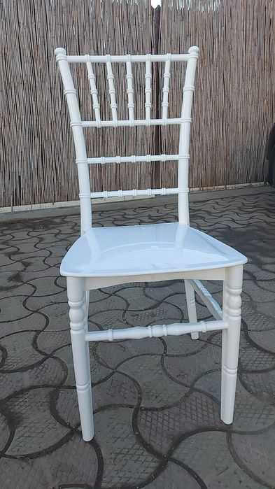 Vand mese, scaune chiavari, pernute