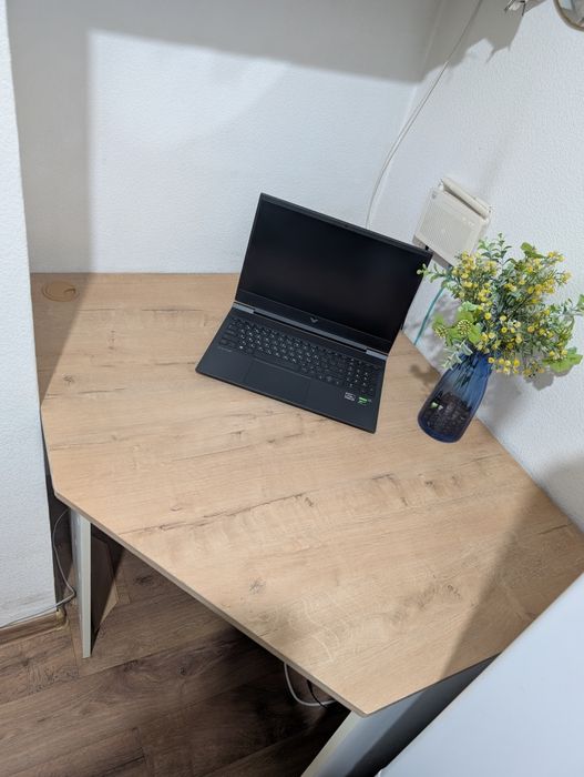 Продам стол с навесным шкафчиком.