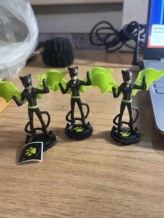 продам фигурки киндер с серии Леди баг