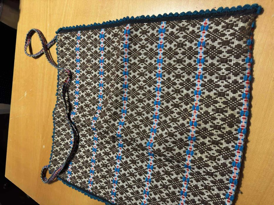 Fete de mese , chindeu  si covoare tesute in razboi