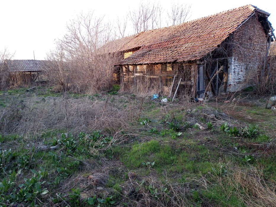 Реновирана къща с 9 стаи, гараж, плевня и земя - на търг