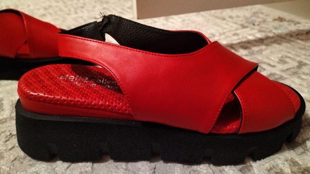 Продам кожаные сандали