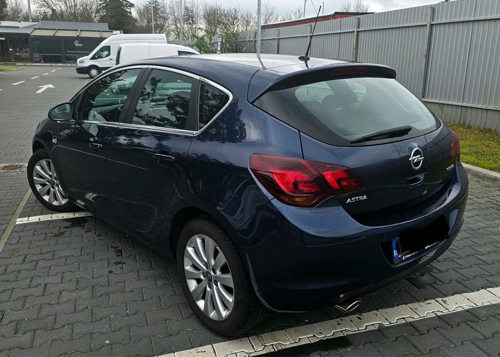 Opel astra J 2011 1,6 turbo,70000 km,automata,180 cp.schimb/variante