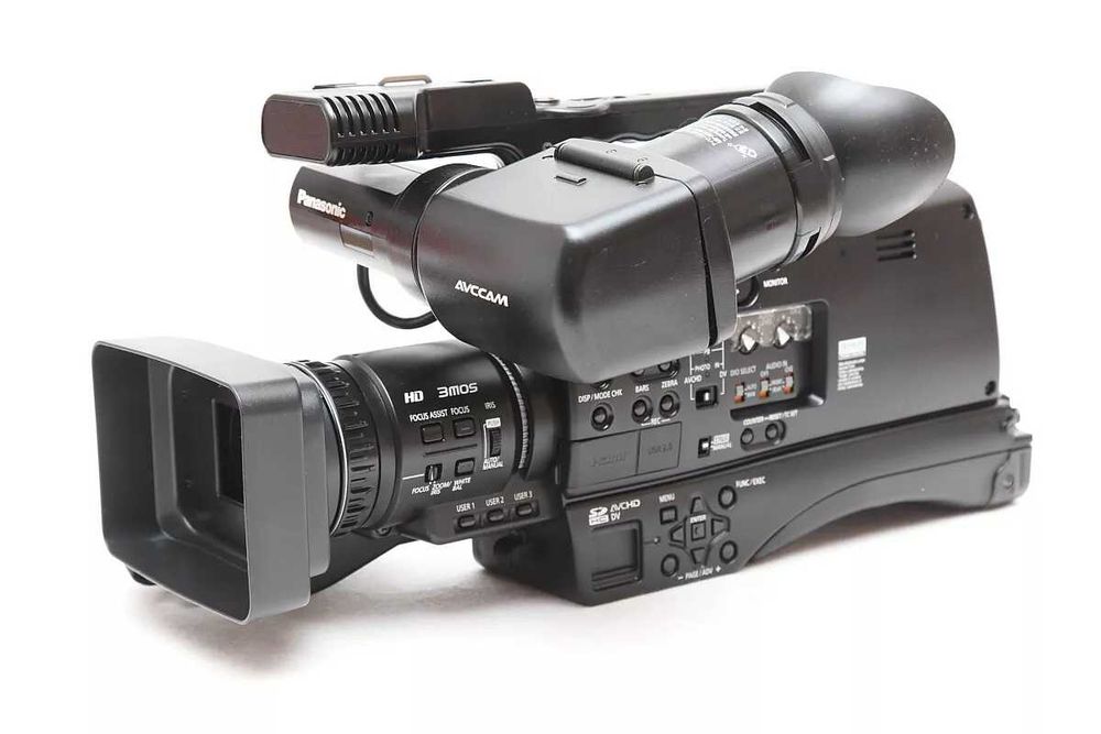 Camera Panasonic AG-HMC81 pentru umar, de mana sau trepied -  excelenta cu card de memorie SD, incarcator, accumulator, geanta protectie si transport