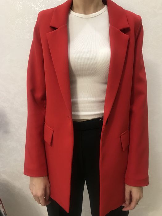 Пиджак красного цвета