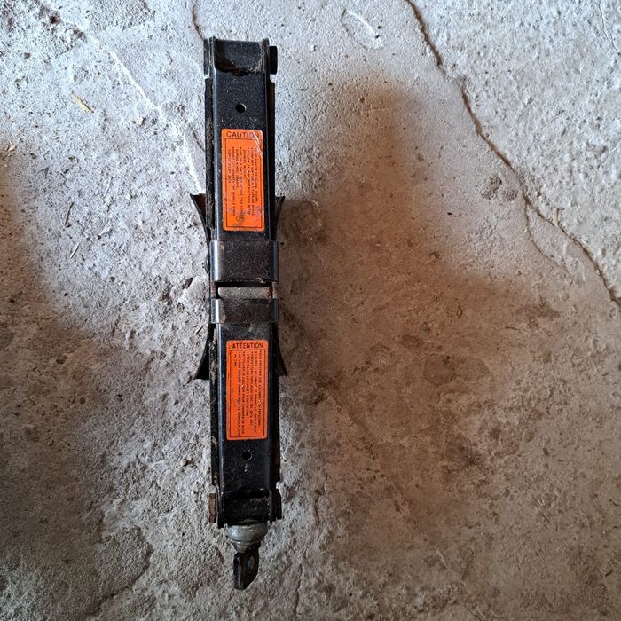 Vând diverse cricuri auto