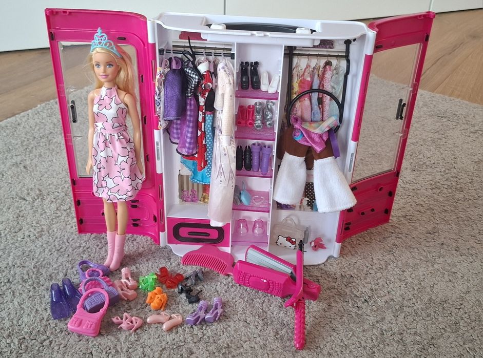 Гардеробът на Barbie и кукла