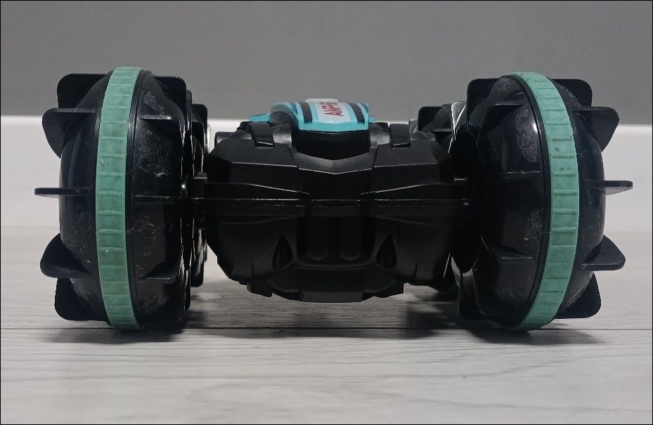 Машинка на пульте управления