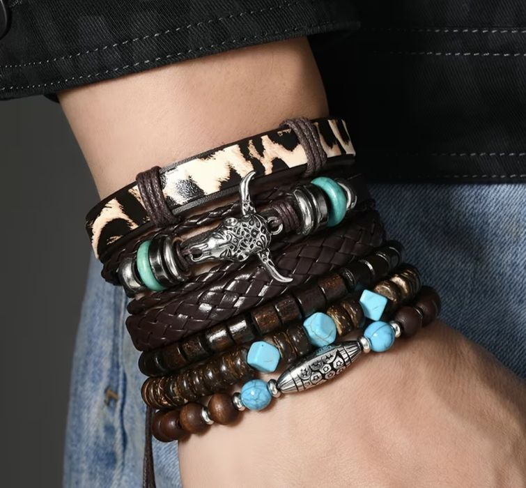 Сет от 10 кожени гривни с бохо елементи.