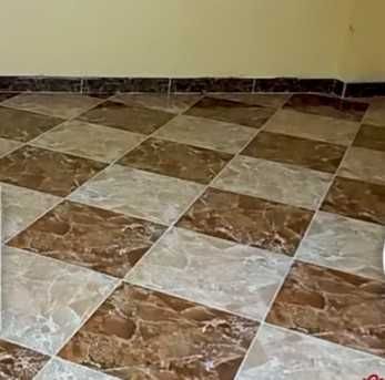 Meseriași pun gresie și faiantă