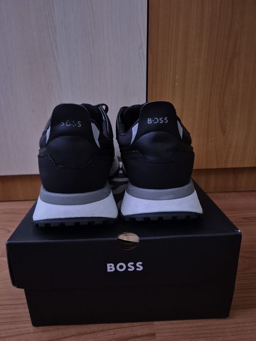 Vând adidași Boss