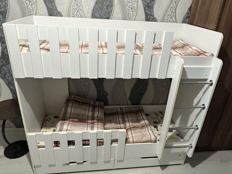 Продам б/у двухьярусная кровать