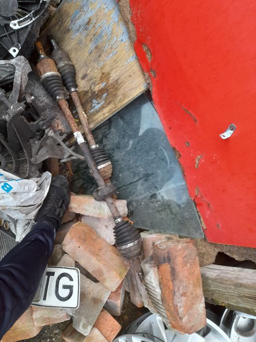 Vând planetare stânga dreapta dacia sandero an 2009 motor 1.4 benzina