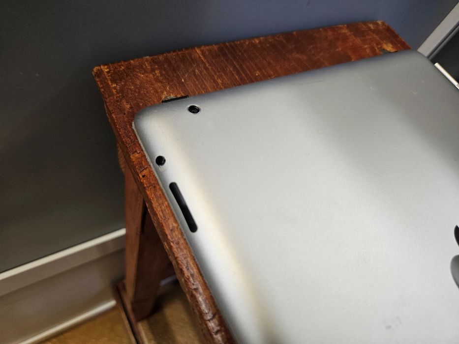 9,7" таблет Apple iPad 2 16GB, Wi-Fi, 9.7in - White (MC979LL/A)