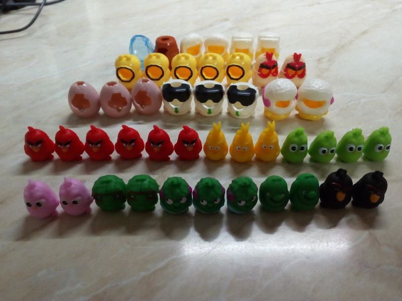 Комплекти от 24 скокльовци Енгри Бърдс и 20 Топчета Супергерои