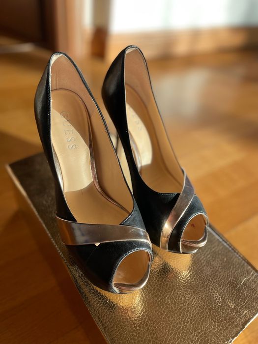 Pantofi GUESS negru cu auriu