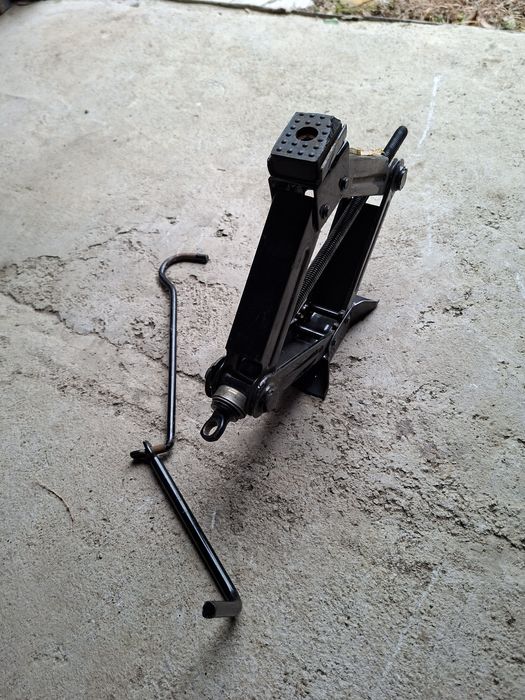 Продам домкрат в отличном состоянии