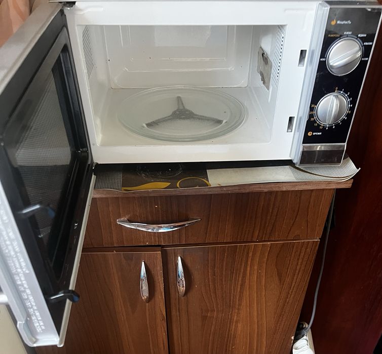 микроволновая печь бренда DAUSCHER.