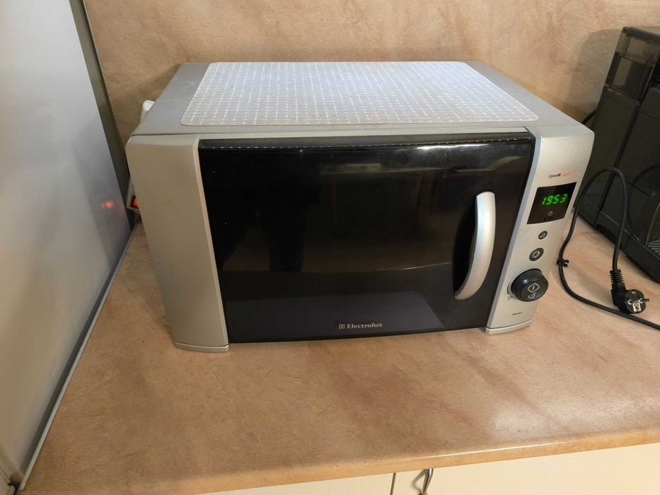 Продавам микровълнова фурна 900 W с грил 1300 W марка Electrolux